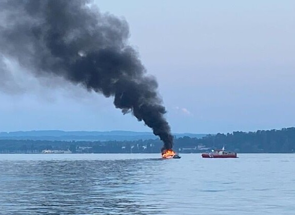 Rauchendes Boot auf dem Bodensee